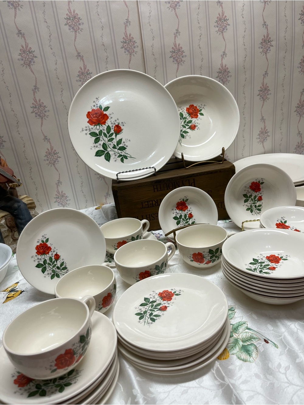 Classic Rose Dinnerware Set in White with Red Floral Motif Sabin red rose